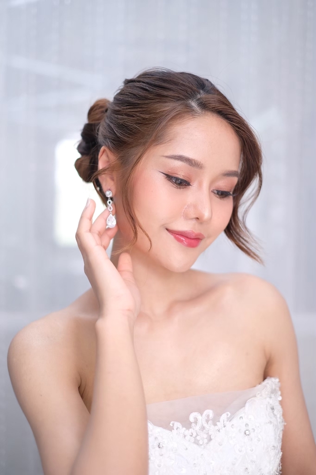 ช่างแต่งหน้าเจ้าสาว แต่งหน้ารับปริญญา บริการแต่งหน้าทำผมเจ้าสาวสวย