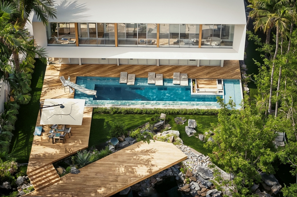 รับออกแบบบ้านหรูพร้อมสระว่ายน้ำสวยงาม ออกแบบและตกแต่งภายในครบวงจร มองเห็นสระน้ำขนาดใหญ่ พร้อมพื้นที่พักผ่อนรอบสระ โครงการออกแบบสไตล์โมเดิร์น รับรีโนเวทบ้าน ออกแบบบ้าน ออกแบบตกแต่งภายใน บ้านสวย