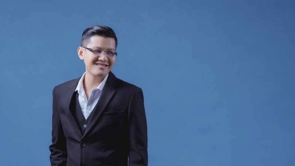 -มีประสบการณ์ 20ปีที่เมกา
- เรียน midleschool and highschool ที่เมกา
-ทำงานบริษัทWLG
-ธุระกิจที่เมกา