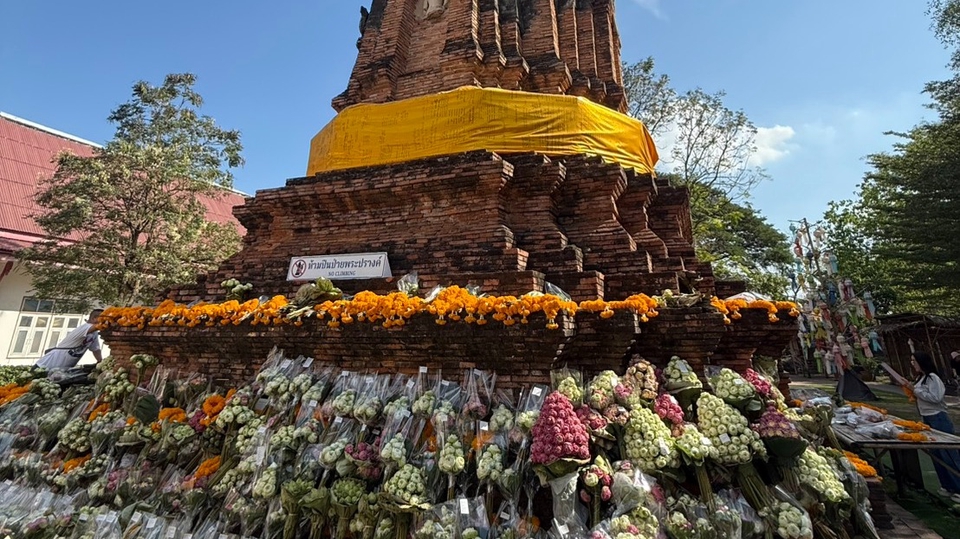 จัดช่อดอกบัว ไหว้พระปรางค์หลวง