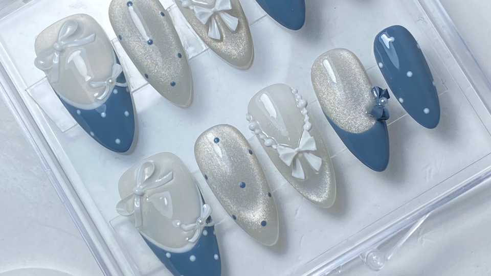 บริการทำเล็บที่บ้าน ลายน่ารัก สีฟ้าขาว