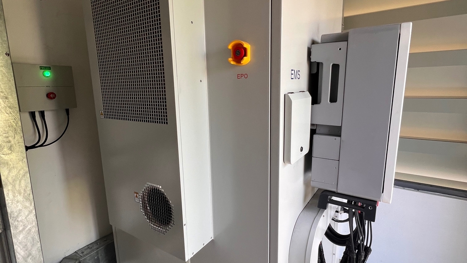 การออกแบบและเซนแบบไฟฟ้า
การติดตั้งระบบโซล่าเซลล์และแบตเตอรี่