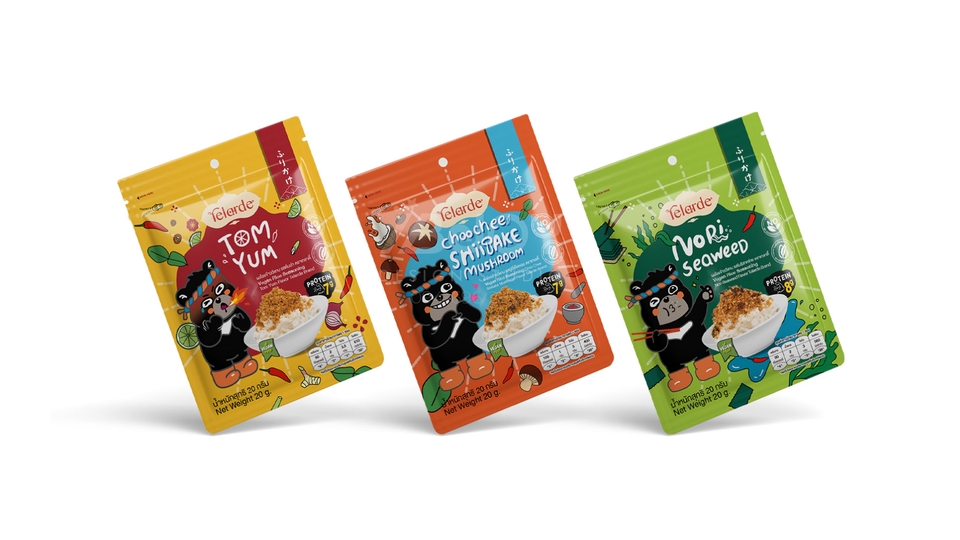 รับปั้นโมเดล 3d packshot ถุงซุปกึ่งสำเร็จรูปสามรสชาติ: ต้มยำ, เห็ดชิตาเกะ, และสาหร่ายโนริ พร้อมรูปหมีน่ารักบนบรรจุภัณฑ์ เหมาะสำหรับ รับทำ 3d สินค้า และ รับออกแบบ 3d โมเดลอาหาร. รับทำ 3d printing.