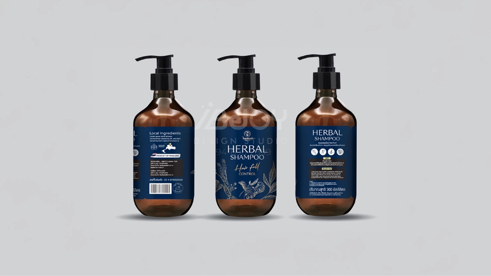 รับทำ 3d สินค้า: ภาพผลิตภัณฑ์แชมพูสมุนไพร 3 ขวด ดีไซน์ขวดสวยงาม พร้อมปั๊มกดสีดำ เหมาะสำหรับผู้ที่ต้องการ 3d packshot คุณภาพสูงเพื่อโฆษณาผลิตภัณฑ์ รับออกแบบ 3d โมเดลสินค้า