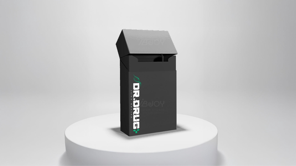 รับทำ 3d model สินค้า กล่องดำพร้อมเปิดฝา วางบนแท่นกลมสีขาว ออกแบบผลิตภัณฑ์ 3 มิติ สำหรับโฆษณา packshot เหมาะสำหรับ รับทำ 3d packshot พร้อมคำว่า DR DRUG และตัวอักษรสีขาว รับปั้นโมเดลสินค้า 3 มิติ