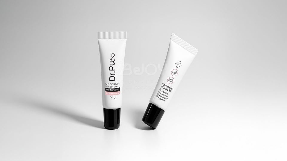 รับทำ 3d สินค้า: ภาพผลิตภัณฑ์ดูแลริมฝีปากสองหลอดสีขาว ดร.พู มีทั้งแบบวางตั้งและเอียงข้างเล็กน้อย แสดงให้เห็นรายละเอียดการออกแบบและบรรจุภัณฑ์อย่างชัดเจน เหมาะสำหรับงาน 3D packshot, รับออกแบบ 3d, รับปั้นโมเดล 3d.