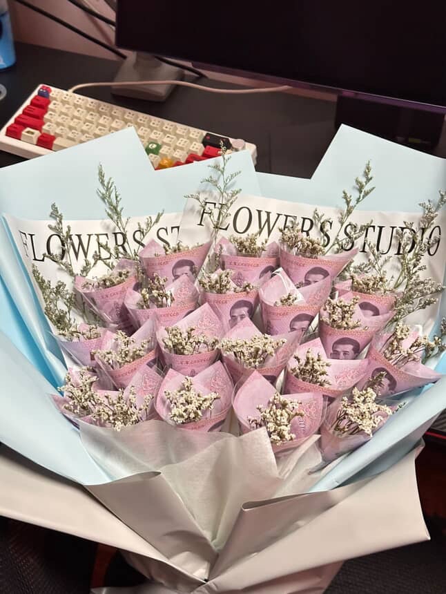 รับจัดดอกไม้ช่อเงินสดสวยหรู Flowers Studio