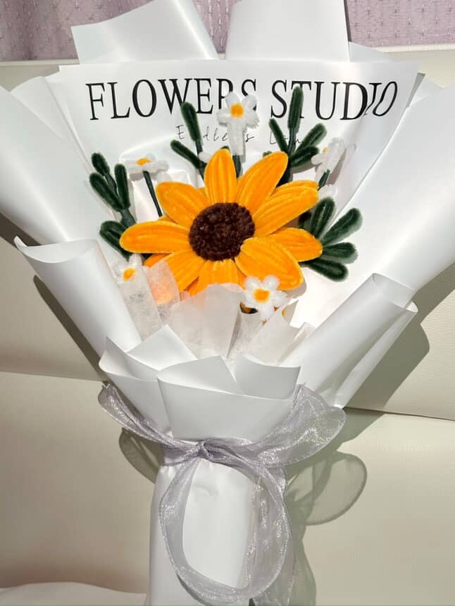 รับจัดดอกไม้ช่อเล็กน่ารัก ดอกทานตะวันและเดซี่