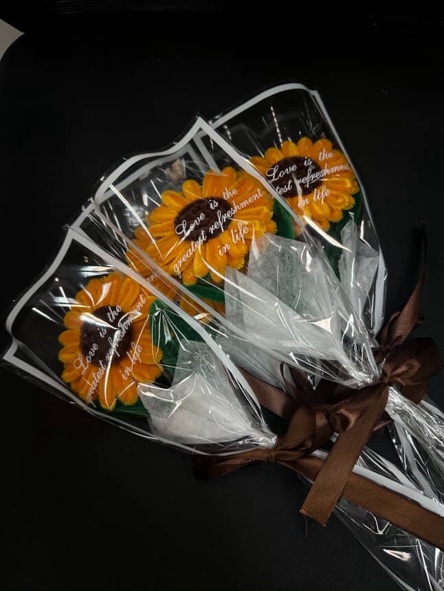 รับจัดดอกไม้ช่อทานตะวัน ดอกไม้ผ้าไหม งานแต่งงาน