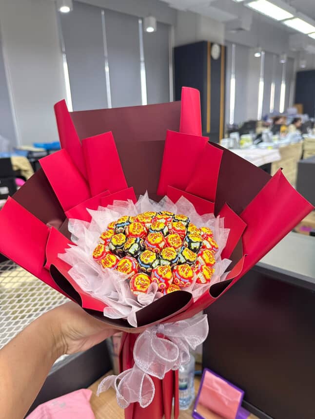 รับจัดช่อดอกไม้ลูกอมสีสันสดใส ของขวัญน่ารัก