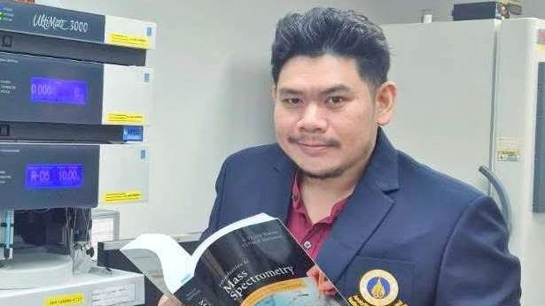 ภาพชายถือหนังสือเกี่ยวกับ mass spectrometry อาจเกี่ยวข้องกับบริการ รับเขียน sop หรือ จ้างเขียน sop นักวิชาการกำลังอ่านเพื่อทำความเข้าใจการเขียน statement of purpose (SOP) บริการเขียน SOP รับทำ SOP ระดับมืออาชีพ