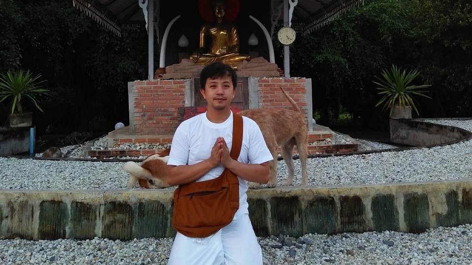 บาริสต้าชาวไทยสวมชุดขาวถือกระเป๋าทำงาน