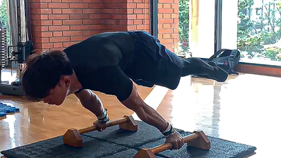 Full planche เป็นท่าที่ค่อนข้างใช้เวลาและความอดทนมากและผมเชียวชาญสกิลนี้เป็นพิเศษครับ 😊