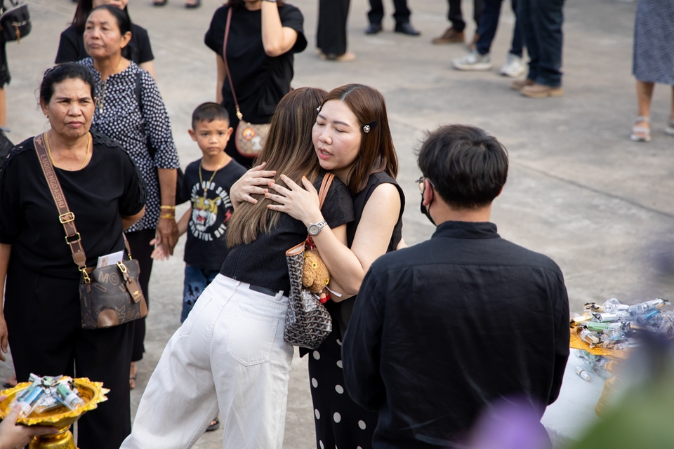 รับถ่ายภาพบุคคล ช่างภาพถ่ายภาพบรรยากาศงานพิธีครอบครัว โทนสีสุภาพ