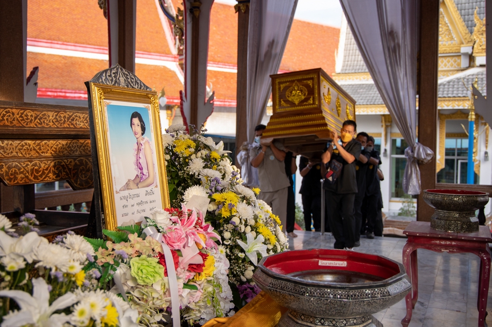 ช่างภาพงานศพ ถ่ายภาพบรรยากาศพิธี วางหีบศพ และภาพถ่ายผู้เสียชีวิต ลอยอังคาร