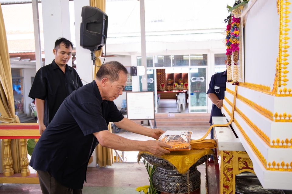 ช่างภาพงานศพ ถ่ายภาพพิธีศพ บรรยากาศงานสวดอภิธรรม ผู้ร่วมงานวางดอกไม้หน้าศพ