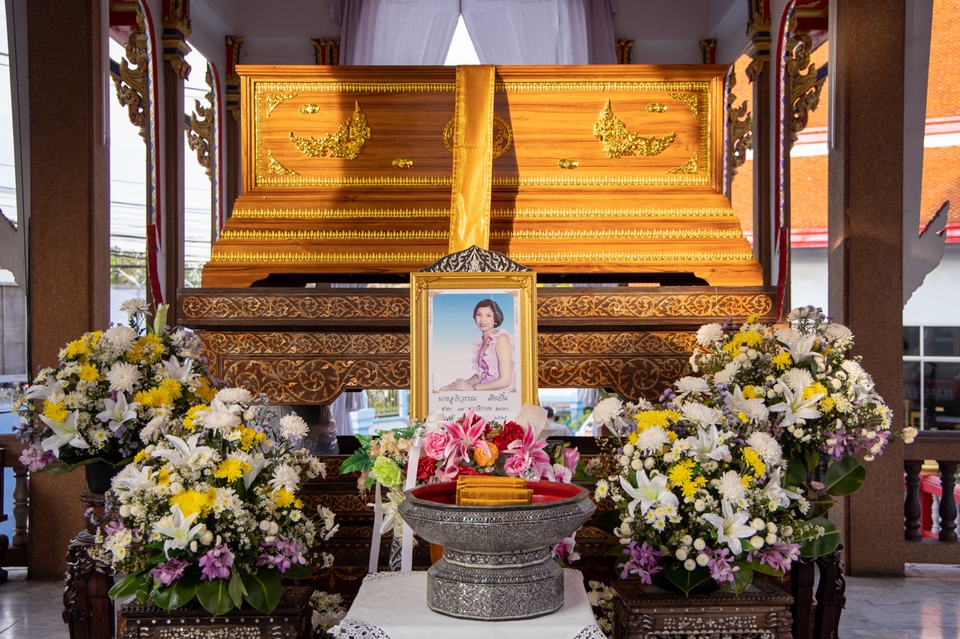 ช่างภาพงานศพ ถ่ายภาพบรรยากาศพิธีศพ พร้อมภาพผู้เสียชีวิตและพวงหรีดประดับ
