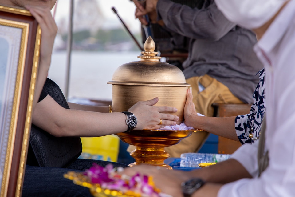 ช่างภาพรับถ่ายรูปงานพิธีการ วัตถุโบราณทรงกลมทอง ภาพพิธี บูชา