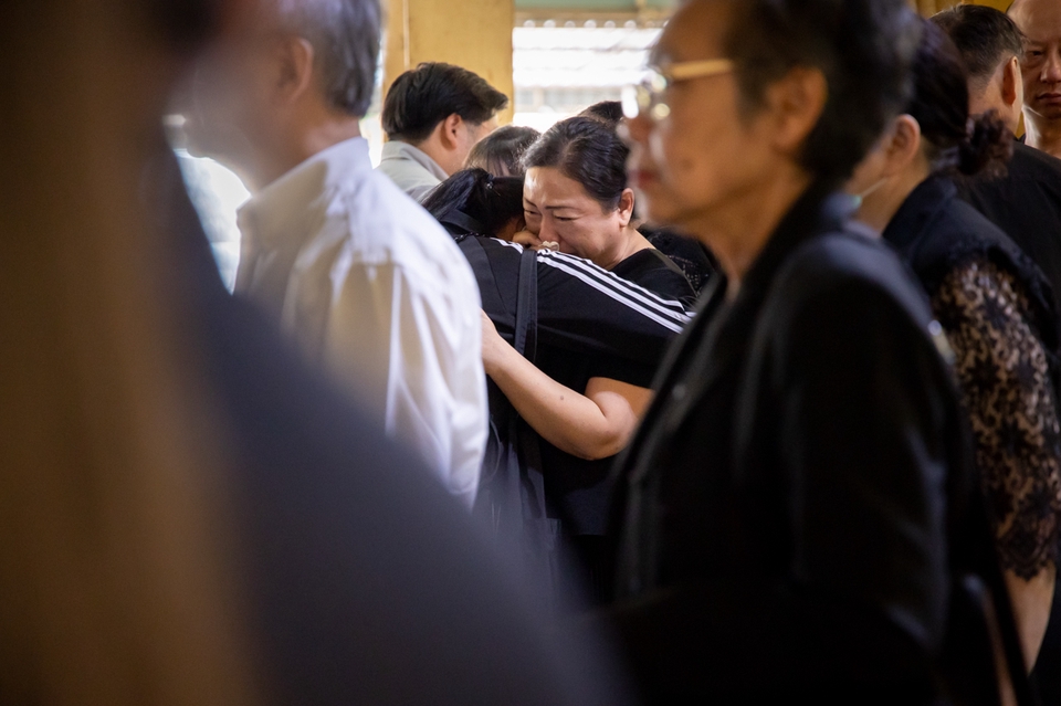ช่างภาพงานศพ ถ่ายทอดความโศกเศร้า การกอดปลอบใจระหว่างบุคคลในงานพิธี ให้บริการถ่ายภาพงานไว้อาลัย