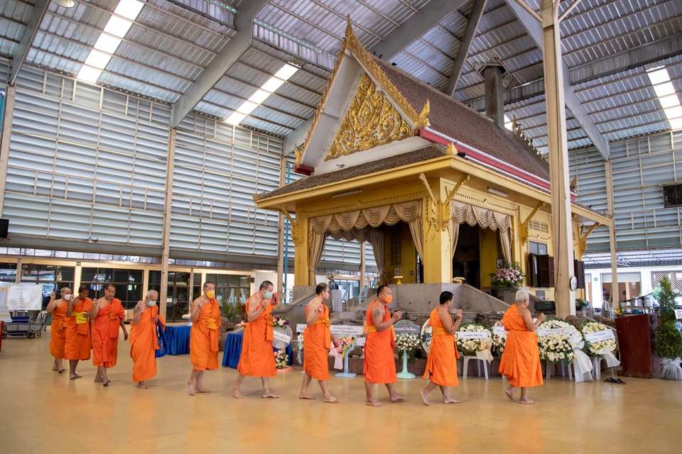ช่างภาพงานศพ ถ่ายภาพบรรยากาศพิธีสวดพระอภิธรรมศพโดยพระสงฆ์