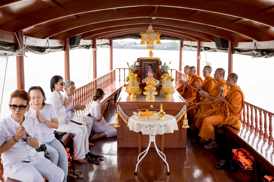 ช่างภาพงานศพ ถ่ายทอดพิธีทางศาสนาบนเรือ ช่างถ่ายรูปบุคคล ครอบครัวร่วมไว้อาลัย