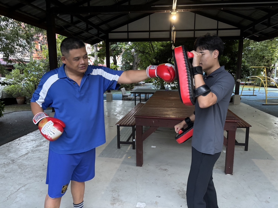 เทรนเนอร์ส่วนตัวกำลังสอนชกมวยให้กับนักเรียน คนหา personal trainer เพื่อสุขภาพที่ดีขึ้น มีเทรนเนอร์