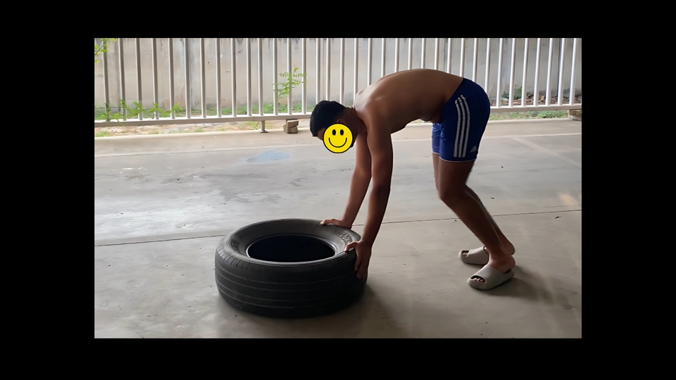 เทรนเนอร์ส่วนตัว กำลังยกยางรถยนต์เพื่อออกกำลังกาย ฟิตเนส ลดน้ำหนัก เทรนเนอร์ กรุงเทพฯ สร้างกล้ามเนื้