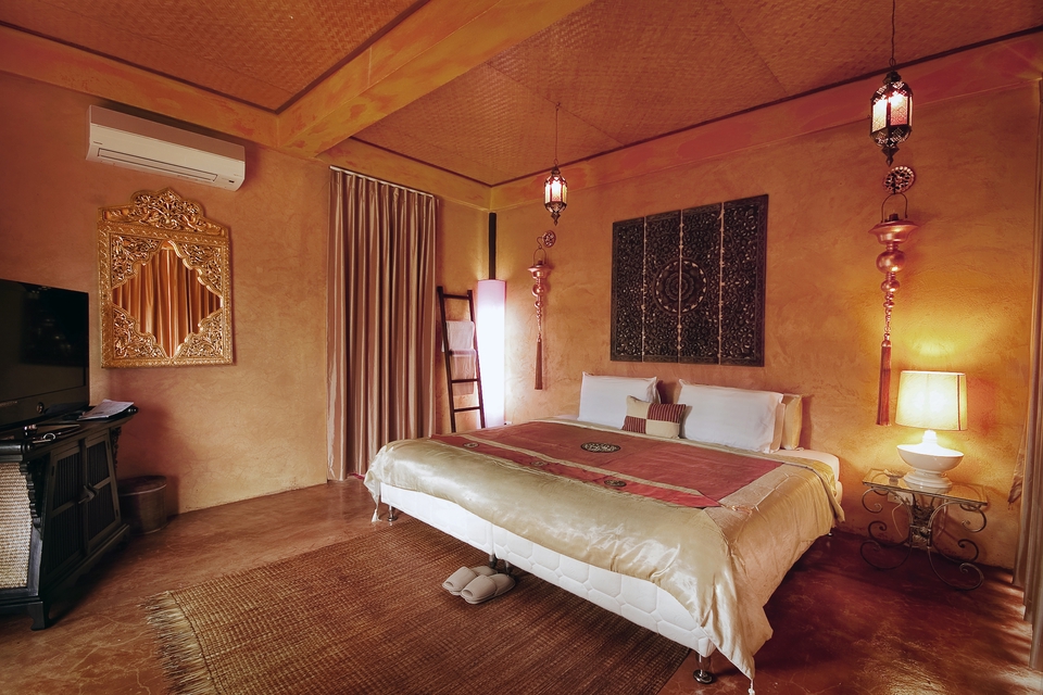 รับถ่ายรูปบ้าน ตากล้องมืออาชีพตกแต่งภายในห้องนอนสไตล์เอเชีย เตียงนอน โคมไฟระย้าสวยงาม