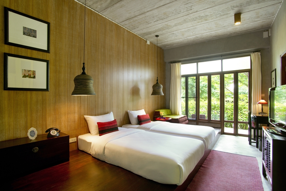 ตากล้อง รับถ่ายรูปคอนโด ตกแต่งห้องนอนสวย เรียบง่าย ผนังไม้สีน้ำตาล โคมไฟแขวนสวยงาม ภาพถ่ายคุณภาพ