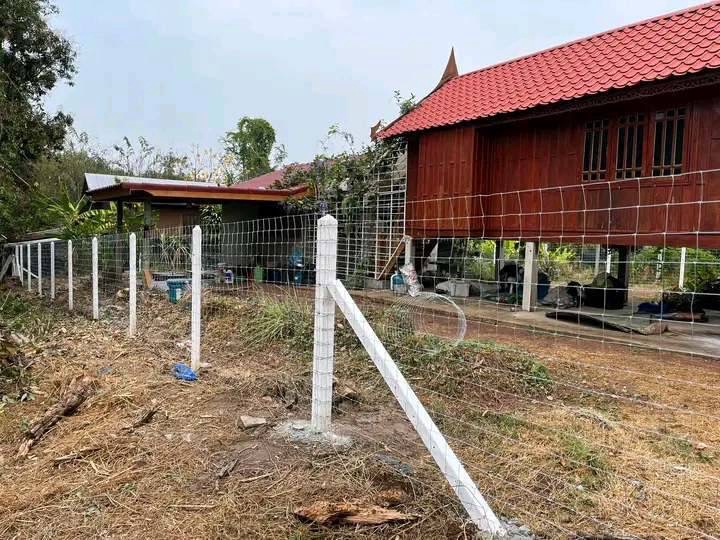 รับเหมาก่อสร้างรั้วบ้าน ใช้ลวดตาข่ายและเสาปูน บริการต่อเติมบ้าน