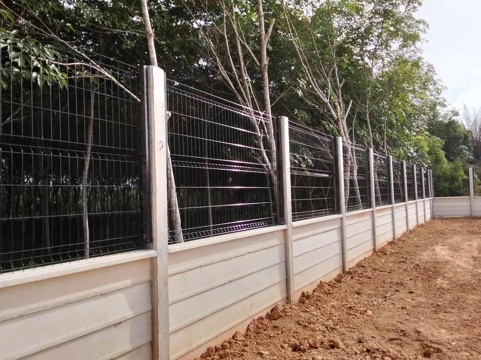 รับเหมาก่อสร้างรั้วคอนกรีตและตาข่าย เพิ่มความปลอดภัยบ้านคุณ