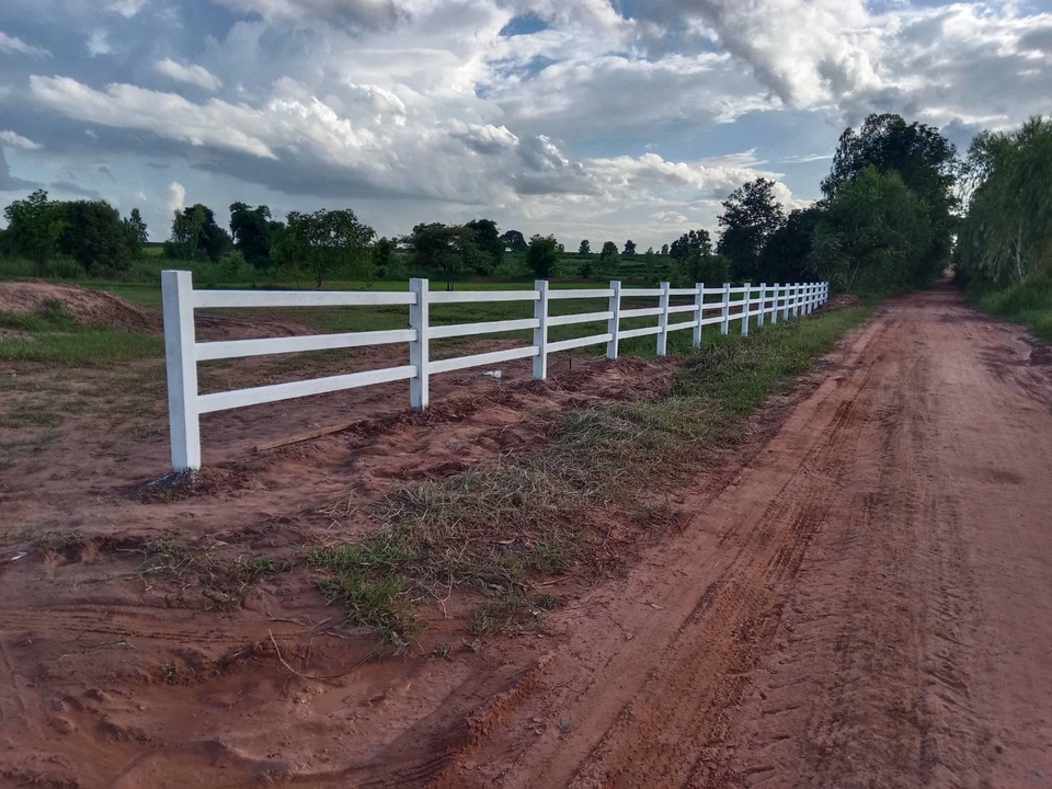 รับเหมาก่อสร้างรั้วไม้สีขาวสวยงาม งานต่อเติมบ้าน