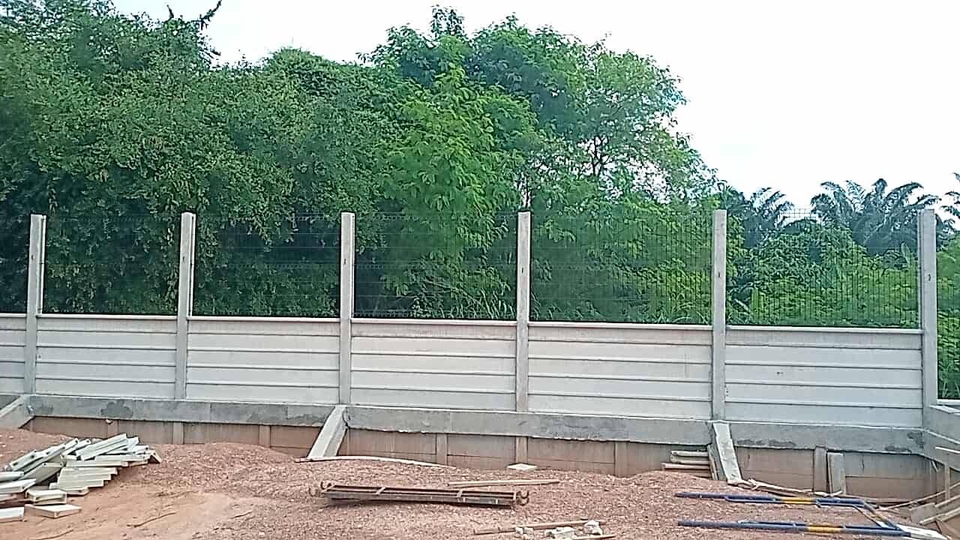 รับเหมาก่อสร้างรั้วคอนกรีตเสริมเหล็กและตาข่าย