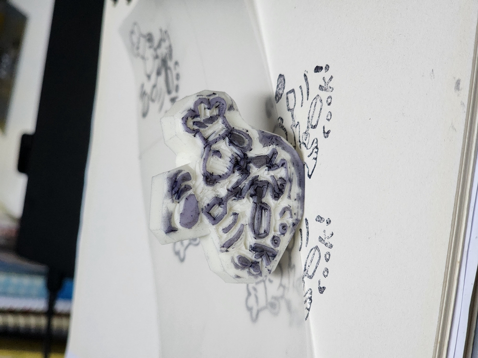 รับทำของขวัญ DIY, ภาพใกล้ชิดของประทับตราลายดอกไม้และขวดสวยงามบนสมุดวาดเขียนเพื่อสร้างสรรค์งานศิลปะและงานฝีมือด้วยตนเอง, งานฝีมือ, สั่งทำของขวัญ, วาดภาพ, งานศิลปะ