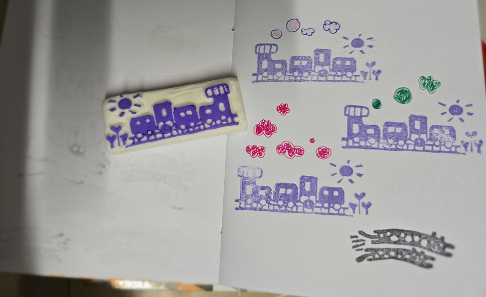 รับทำของขวัญ DIY ภาพสต็อกสแตมป์รูปขบวนรถไฟสีม่วงสวยงาม พร้อมอุปกรณ์ศิลปะ งานฝีมือ สร้างสรรค์ รับทำของขวัญแฮนด์เมด ภาพวาด การ์ตูน สั่งทำของขวัญวันเกิด ของขวัญวาเลนไทน์ งานศิลปะ น่ารักๆ