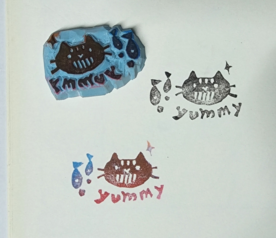 รับทำของขวัญ DIY, ภาพประทับของแมวในคำว่า "Yummy" พร้อมรูปปลา น่ารัก ทำจากบล็อกแม่พิมพ์ยาง เป็นงานแฮนด์เมดน่ารัก สั่งทำของขวัญเก๋ๆ, รับทำของขวัญวาเลนไทน์, งานศิลปะและหัตถกรรม, ของขวัญทำเอง, ของขวัญน่ารัก.