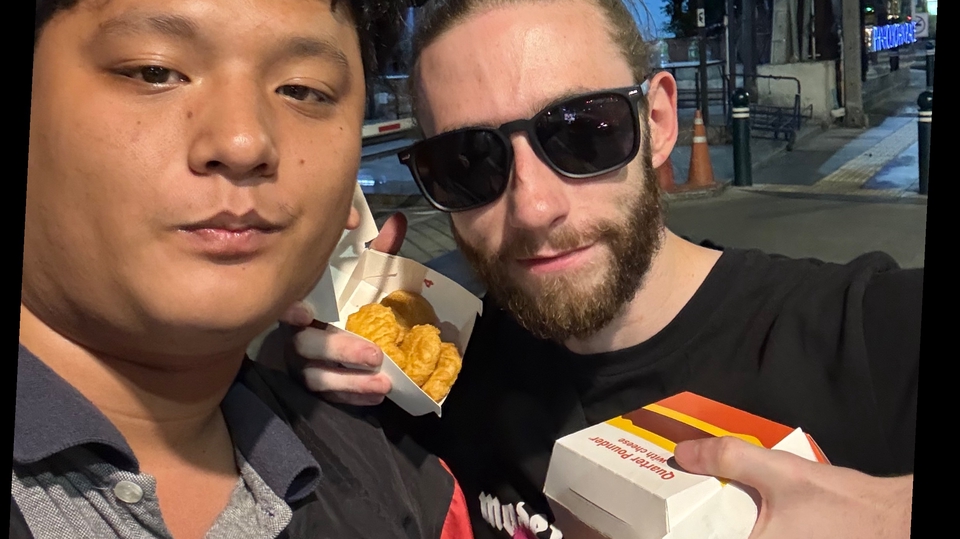 นี่คืองานที่ส่งคนต่างชาติ และะเขาตอบแทนนด้วยชีสเบอร์เกอร์