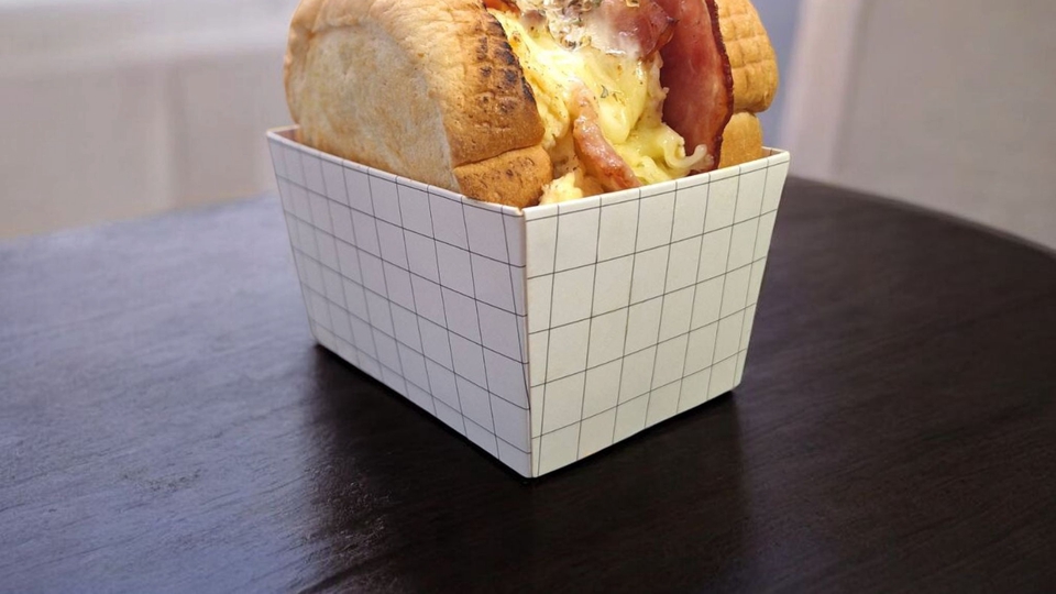 ถ่ายรูป แต่งรูป เป็นนางแบบ เป็นแอดมินตอบลูกค้า แพ็คของ เพื่อนกินเพื่อนเที่ยว