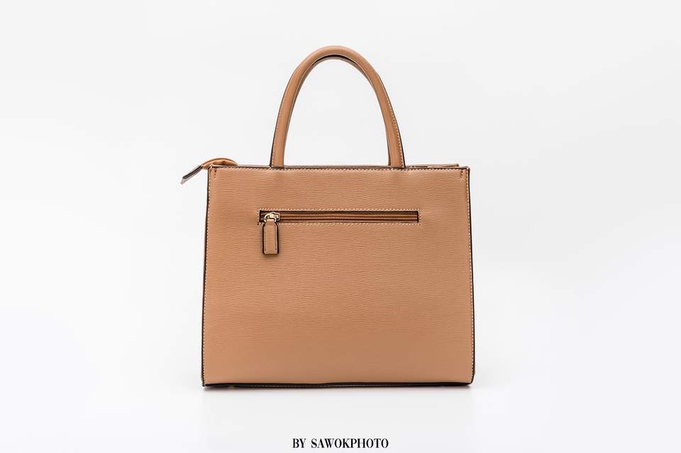 รับถ่ายภาพสินค้า กระเป๋าถือสีน้ำตาลอ่อน ช่างภาพสินค้า