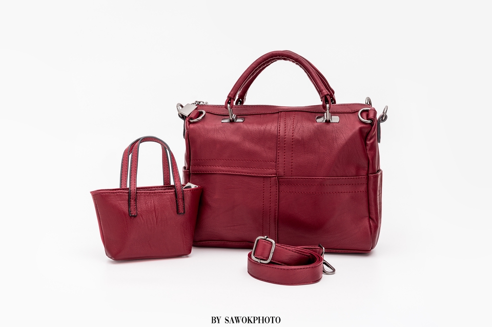 รับถ่ายภาพสินค้า กระเป๋าสีแดงสวยหรู ช่างภาพสินค้ามืออาชีพ