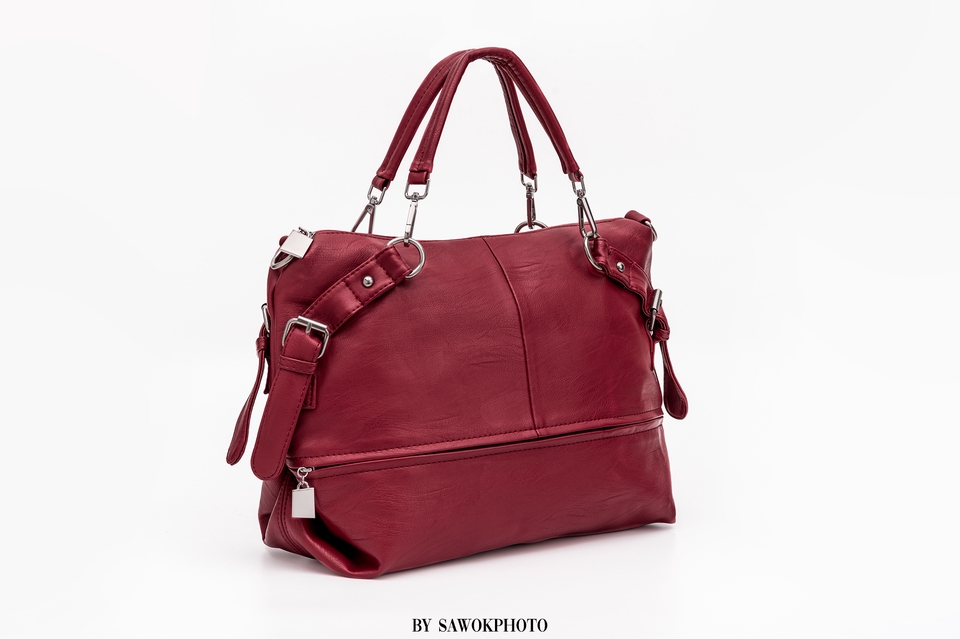 รับถ่ายภาพสินค้า กระเป๋าถือสีแดงสวยหรู ช่างภาพสินค้ามืออาชีพ