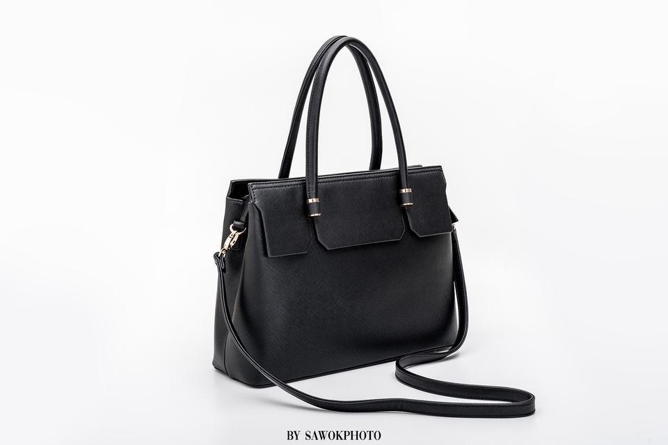 รับถ่ายภาพสินค้า กระเป๋าถือสีดำสวยหรู ช่างภาพสินค้ามืออาชีพ