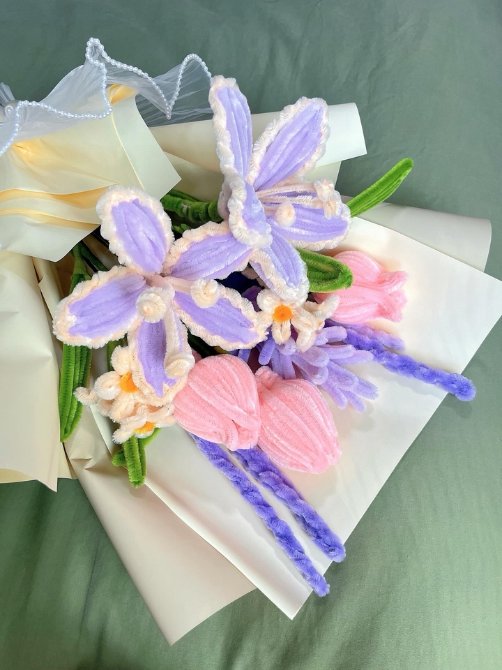 รับจัดดอกไม้ ประดิษฐ์จากวัสดุทำมือ สีม่วง ชมพู น่ารัก เหมาะโอกาสพิเศษพร้อมบริการจัดดอกไม้