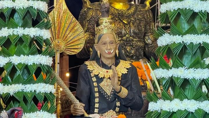 รับทําวอลเปเปอร์โทรศัพท์ ภาพถ่ายบุคคลในชุดไทยสวยงาม มีเครื่องประดับตกแต่งวิจิตรงดงาม พร้อมฉากหลังประดับด้วยใบตองและดอกไม้ น่าสนใจ เหมาะสำหรับทํา wallpaper มือถือ ออกแบบวอลเปเปอร์ งานศิลปะไทย สร้างสรรค์วอลเปเปอร์สวยๆ