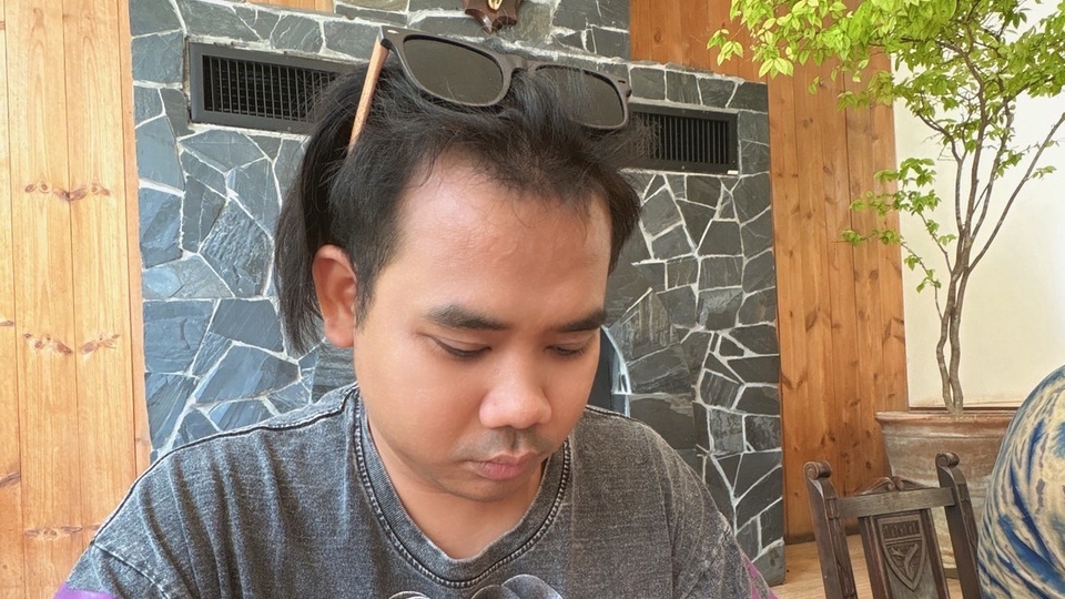 ชายคนหนึ่งกำลังปรึกษาปัญหาชีวิต ปรึกษาปัญหาชีวิตครอบครัว มีแว่นกันแดดบนศีรษะ คาดว่าจะใช้บริการ life coach ไทยเพื่อ ปรึกษาเรื่องความรัก หรือปัญหาชีวิตคู่ ต้องการคำแนะนำ ปรึกษาปัญหาครอบครัว รับปรึกษาปัญหาชีวิต สร้างแรงบันดาลใจ