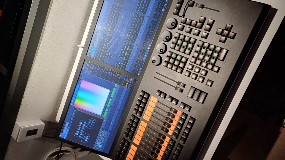 Sound Engineer - Stage lighting operator/designer - 9