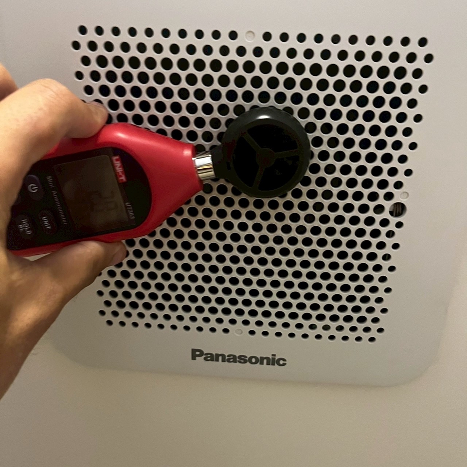 ตรวจรับบ้าน พร้อมเครื่องมือวัดอากาศ ติดตั้งบนเครื่องปรับอากาศ Panasonic เพื่อตรวจสอบคุณภาพอากาศและระบบระบายอากาศ บริการตรวจรับบ้านอย่างละเอียด พร้อมคำแนะนำ. บริการตรวจบ้าน ตรวจคอนโด บ้านใหม่ บ้านมือสอง #ตรวจรับบ้าน #ตรวจคอนโด #บ้าน