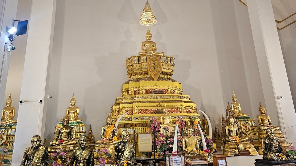 รับจ้างทำบุญ บริการทำบุญเสริมสิริมงคล ทำบุญสะเดาะเคราะห์ พร้อมขอพรพระพุทธรูปทองเหลืองสวยงามในวัด