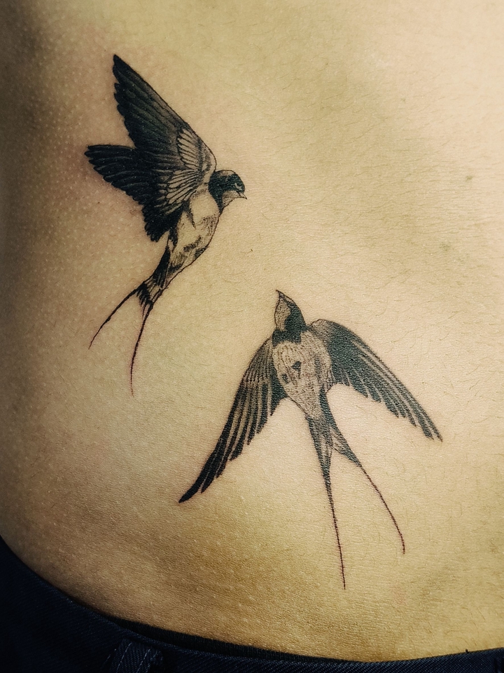 ออกแบบลายสักนกนางแอ่นสองตัวสวยๆ มินิมอล