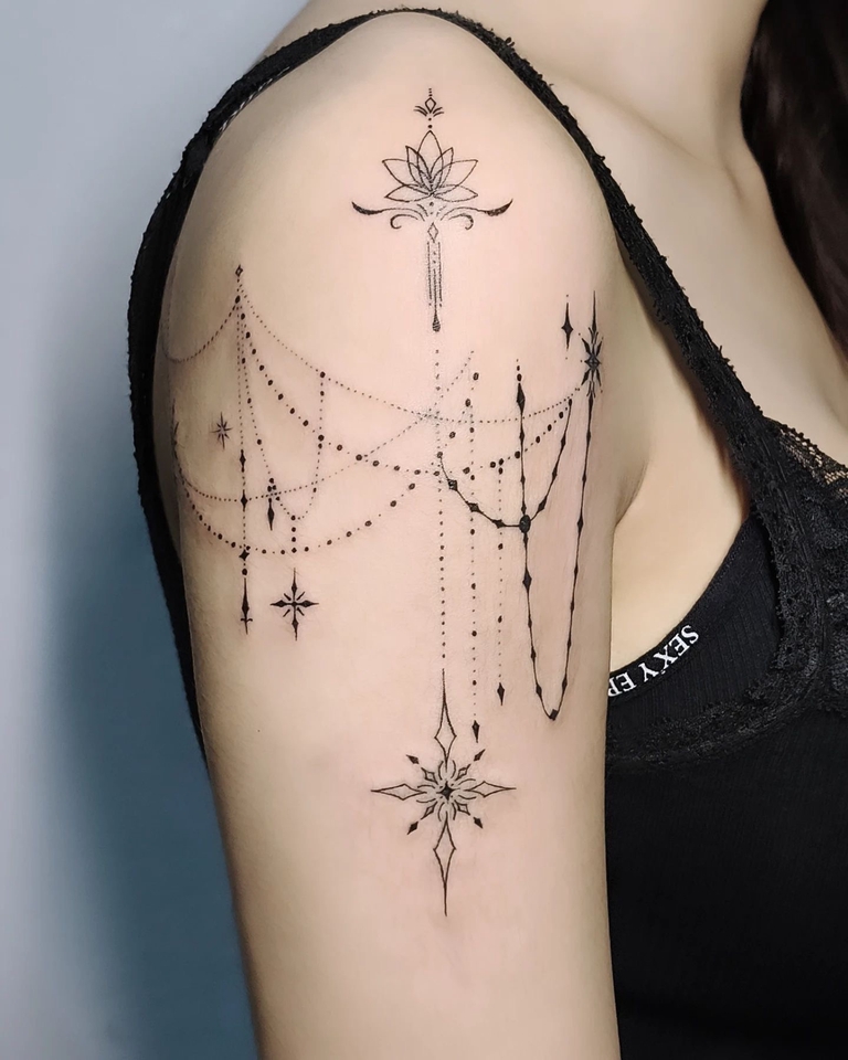 ออกแบบลายสักแขนผู้หญิง ลายสักมินิมอลสวยๆ ดอกบัว